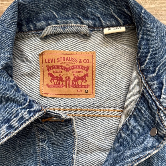Levi's Classic Blue Jean Jacket - Picture 2 of 5